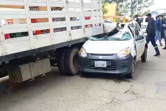 Un móvil queda atrapado bajo camión de la Cascada