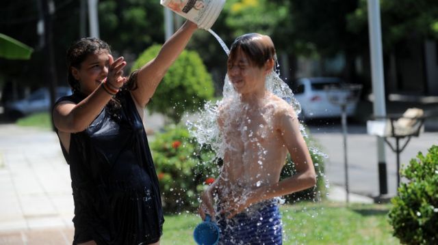 Covid-19 y ola de calor golpean a Argentina