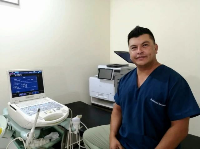 Vicente en su consultorio privado
