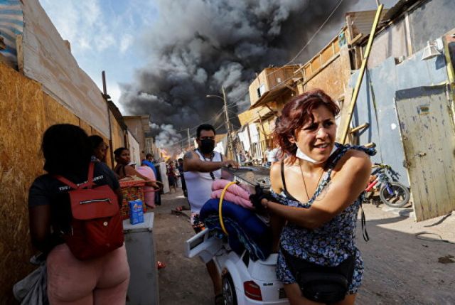 “No pude salvar ni a mi animalito”, el relato de bolivianas que perdieron todo en el incendio de Iquique 