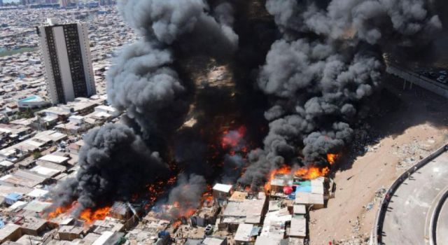 Al menos 50 viviendas de bolivianos en Iquique fueron devastadas en el incendio, según Cónsul