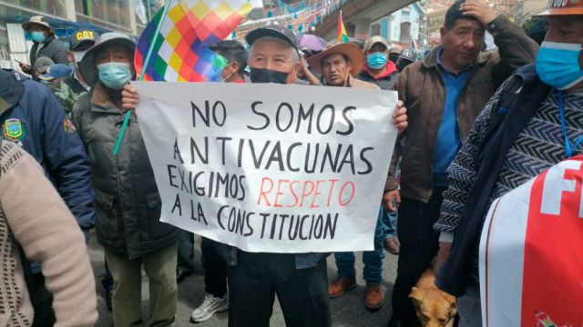 Gobierno negocia una posible flexibilización de la exigencia del carnet de vacunación