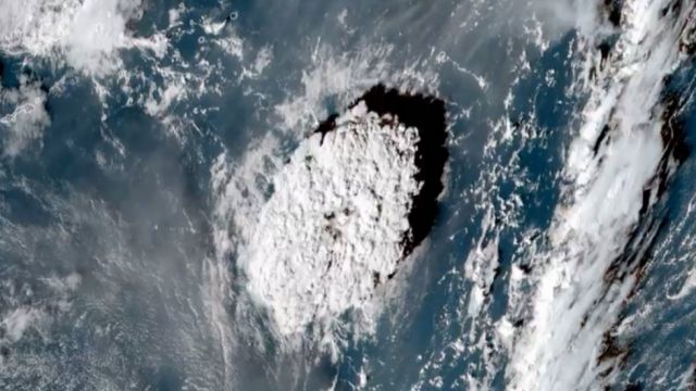 Olas golpean casas en las costas de las islas de Tonga tras alerta de tsunami masivo después de una erupción volcánica (Videos)