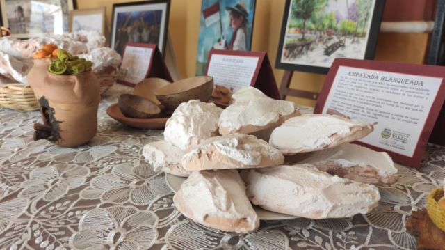 Una reseña y los ingredientes acompañan a las artesanías de empanadas blanqueadas. 