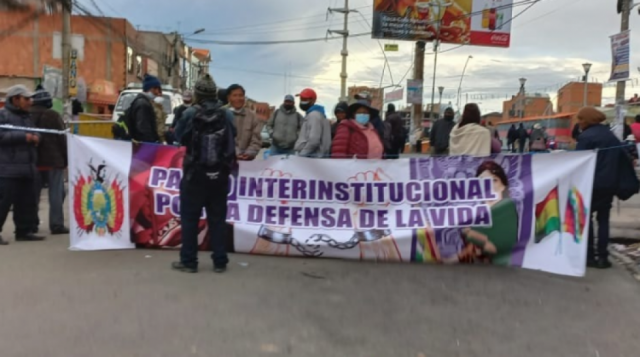 "Antivacunas" agreden a periodistas en Cochabamba y en El Alto la policía interviene un bloqueo