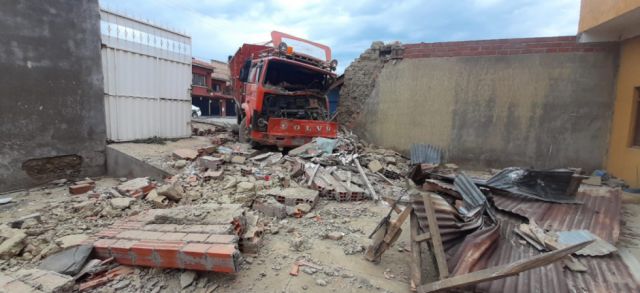 Camión colisiona contra dos viviendas en Tarija