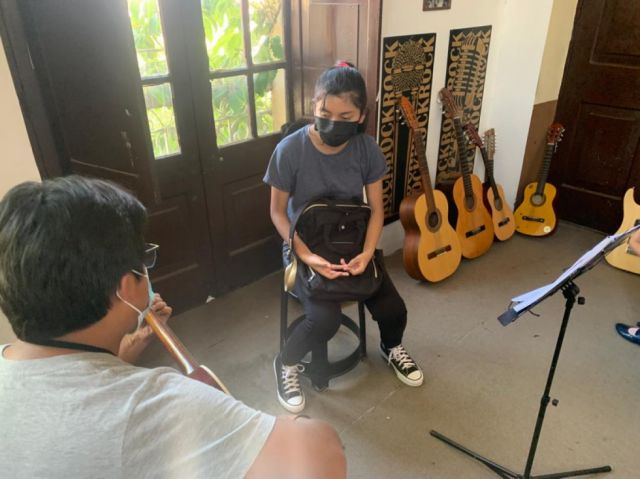  Daniel Vargas encabezó el taller de música.