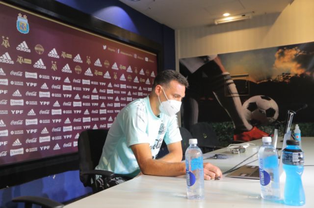 Scaloni no viajó porque sigue dando positivo de Covid -19