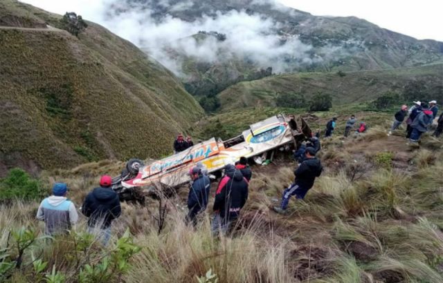 Reportan 11 muertos y 7 heridos tras embarrancamiento de bus en ruta a Kami