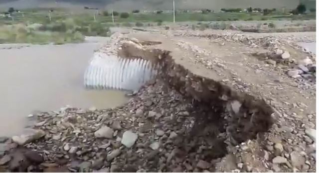 Comunarios de Pueblo Nuevo en El Puente quedan aislados tras destrucción de paso por riada (Video)