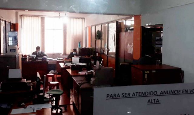 Aprehenden al exsecretario del juez Alcón y la visitadora social por incumplir deberes y otros delitos