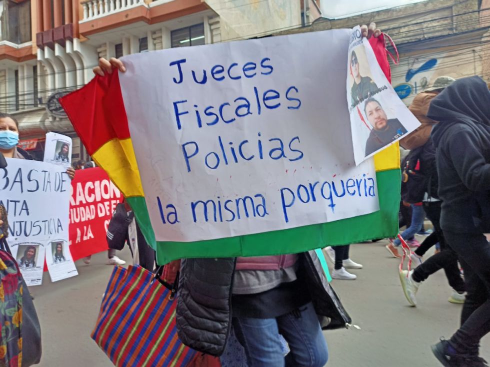 Mujeres marchan en La Paz contra el sistema judicial y exigen auditorías en casos de feminicidios y violaciones