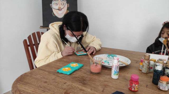Dibujo, pintura y creación de stickers son algunas de las materias.