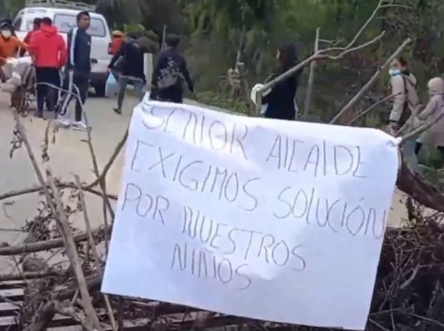 Padres bloquean el puente Tomatitas en Tarija por el desayuno escolar