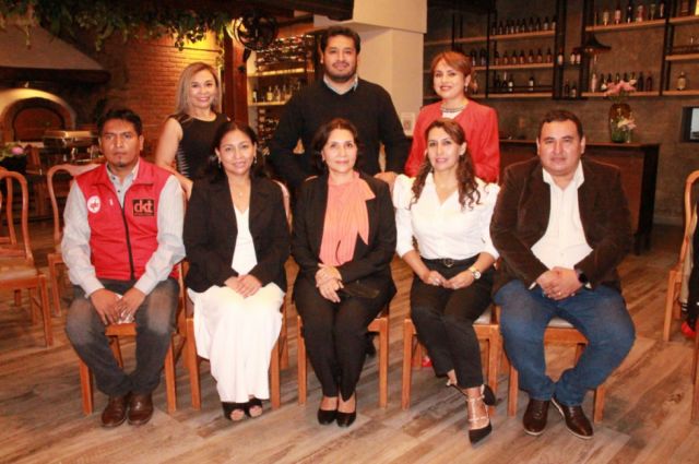 Directiva junto al Dr. Oscar Camacho, vicepresidente del Colegio Médico Tarija y al Dr. José Antonio Aguilar, presidente de la Nacional de Sociedades de Ginecología y Obstetricia
