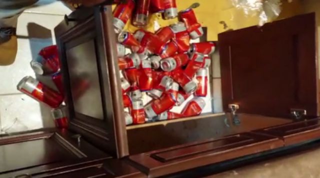 Desprecintan la oficina del Gobernador y evidencian decenas de latas de cerveza