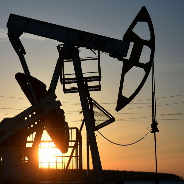 Los precios petroleros suben más de 3 dólares