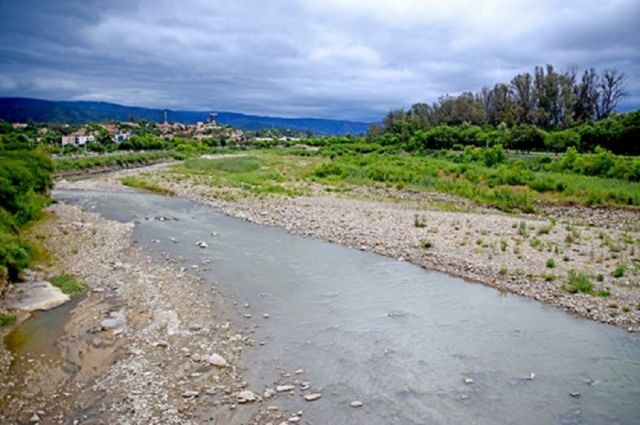 Hallan a una adolescente en estado de ebriedad a orilla del Guadalquivir en Tarija
