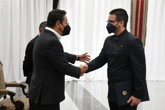 Arce recibe de 5 embajadores sus cartas credenciales