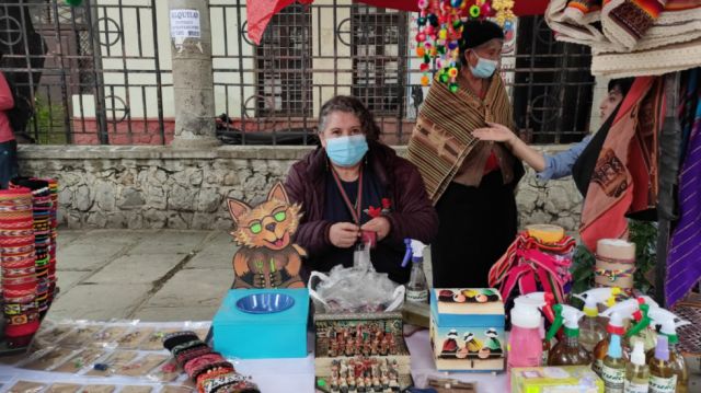 Iblin con los productos de Jutumchaymi Warmi. 