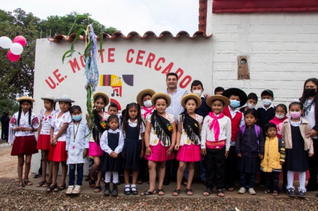La Alcaldía entrega a Monte Cercado el colegio arreglado 