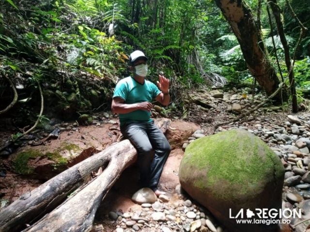 Juan de la Cruz Supa ha recorrido estos parajes desde niño, ahora cuenta a los turistas anécdotas y cuentos que surgen en medio del bosque. 
