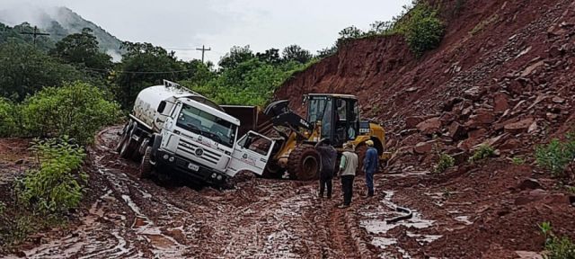 Camión cisterna en medio de un derrumbe