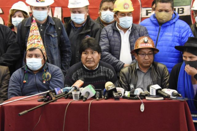Más exministros cierran filas en defensa de Evo