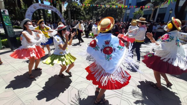 Comadres se vuelcan a la plaza de Tarija y muestran alegría y colorido de sus vestimentas 