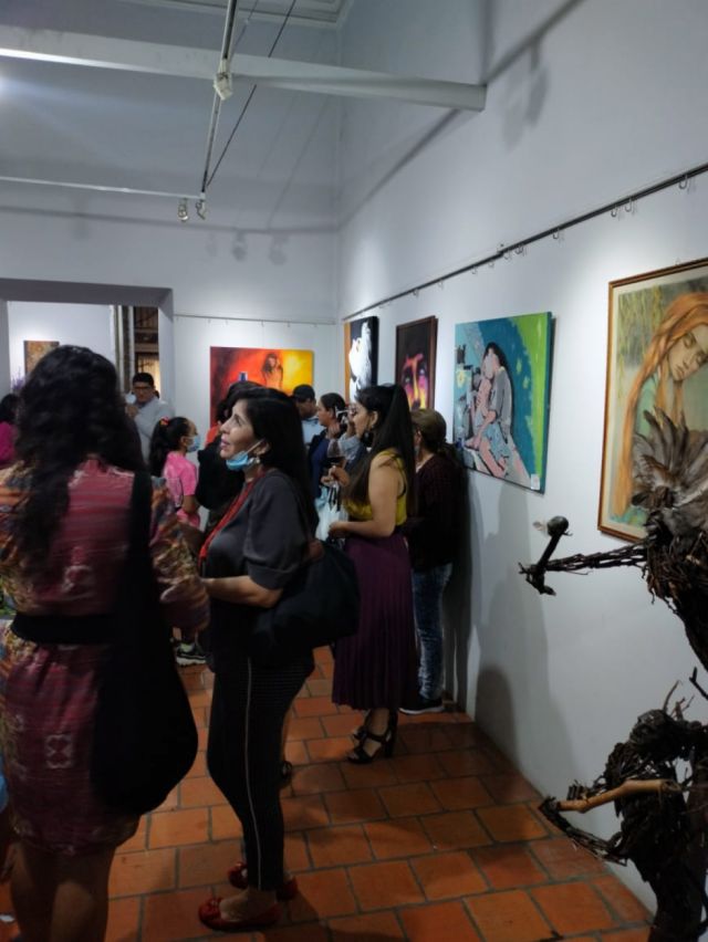 El singani se sumó a la exposición artística y artesanal.