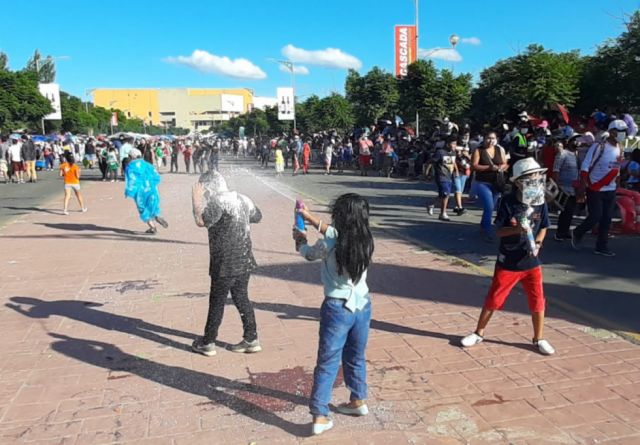 Los niños jugaron con espuma