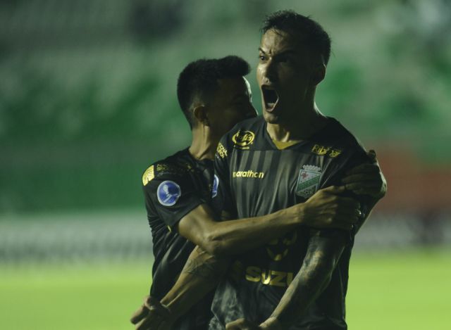 Oriente Petrolero gana el primer duelo ante Royal Pari 
