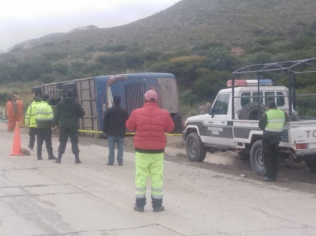 Chofer ebrio vuelca y deja 3 fallecidos y 7 heridos, el bus tenía como destino Bermejo