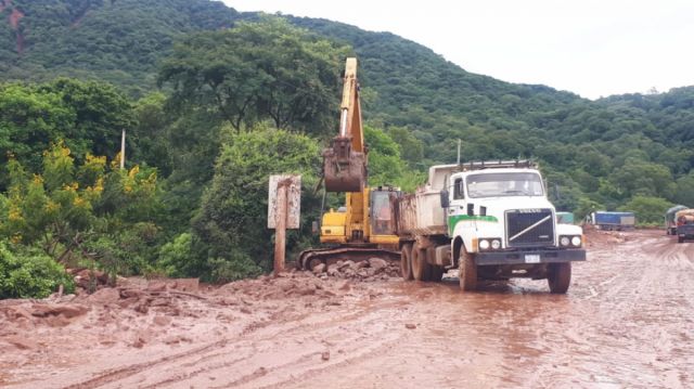 El camino al Chaco, el suplicio del transporte de Tarija cuando llueve