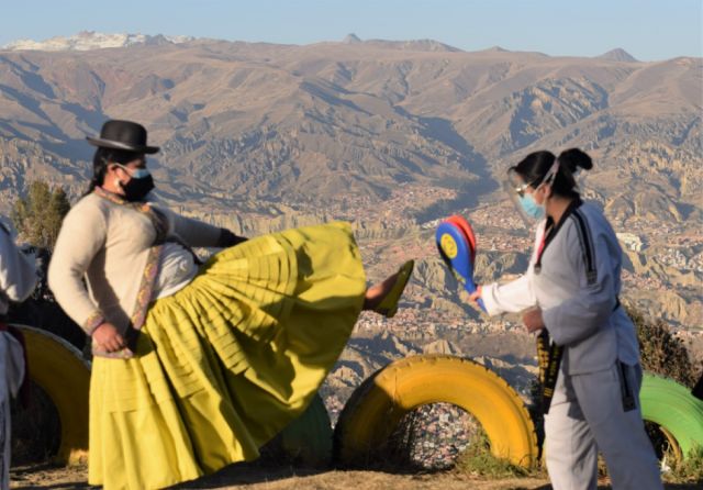 Mujer aimara lanza una patada durante su entrenamiento. FOTO: Warmi Power
