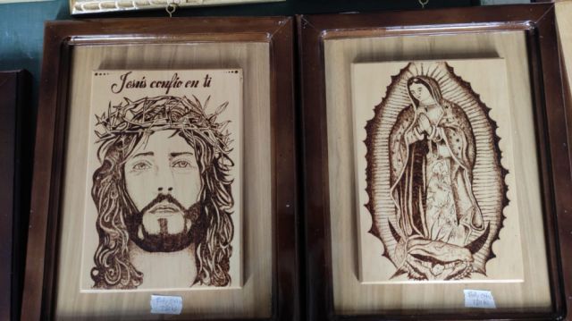 Imágenes religiosas talladas.