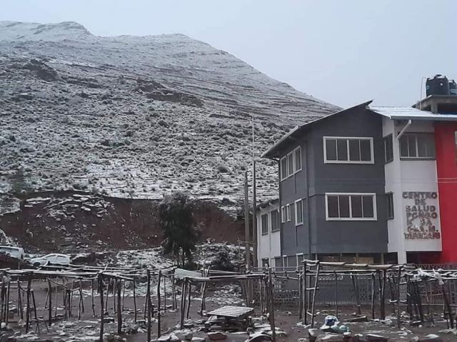 La región andina de Cochabamba amaneció cubierta de un manto blanco 