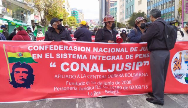 Jubilados se movilizan en demanda de incremento en las pensiones