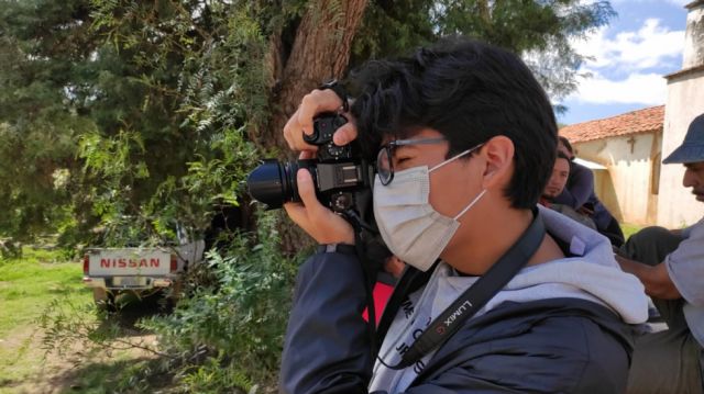 Estudiantes de Ingeniería Mecatrónica trabajando en sensores ambientales. 