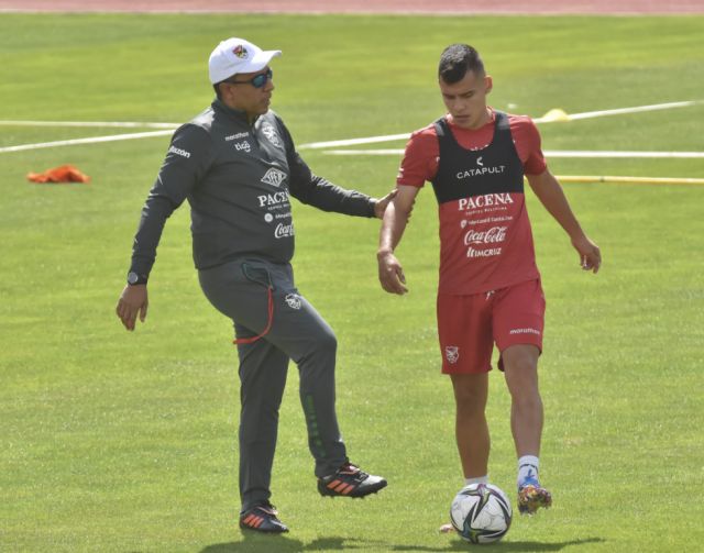 Farías le entrega el cintillo de capitán a Villarroel 