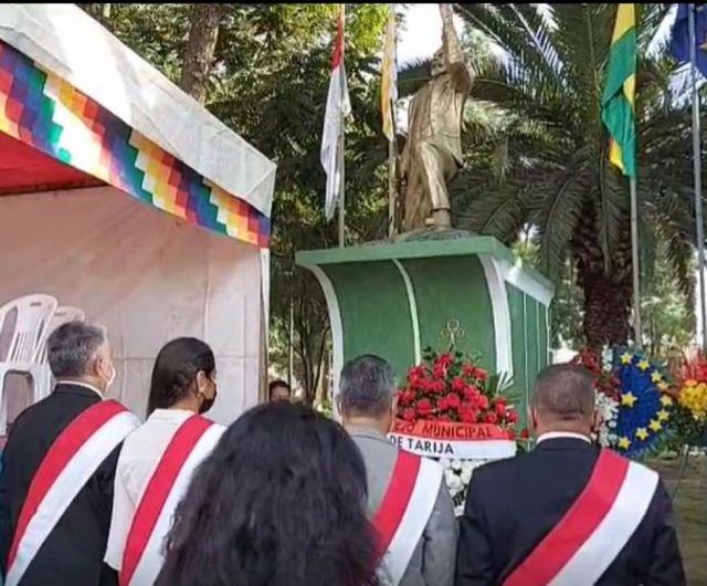Autoridades en Tarija conmemoran los 143 años de la Defensa de Calama con ofrendas florales 