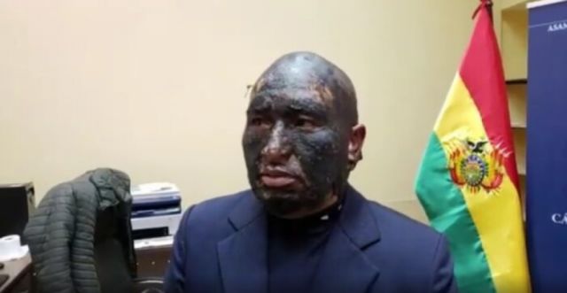 Cyborg Kanashiro llegó con una mascarilla en el rostro para postularse a Defensor del Pueblo