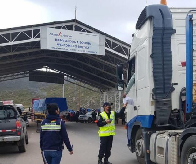 Flujo de tránsito por el paso fronterizo de Desaguadero se normalizó