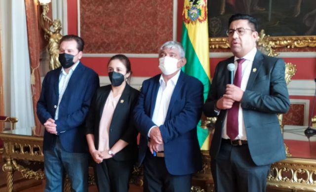 Arias promulga ley para la exigencia del carnet de vacunación en La Paz