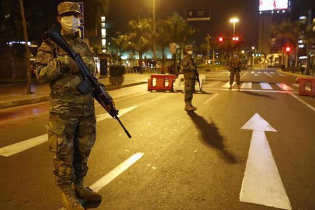 Decretan un toque de queda en Lima por las protestas de transportistas