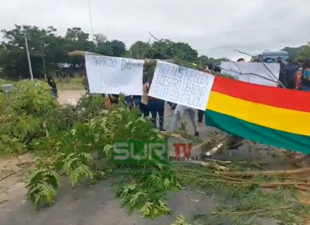 Universitarios bloquean la ruta 9 en Yacuiba para exigir el inicio de clases