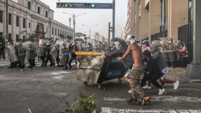 Tensión en Perú: confirman un muerto en protestas y recrudece presión contra Castillo