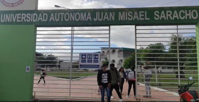 Estudiantes de enfermería en el Chaco instalan vigilia en espera al rector de la UAJMS