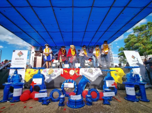 Presidente entrega a Cosaalt equipos para promover la sostenibilidad del servicio de agua potable en Tarija