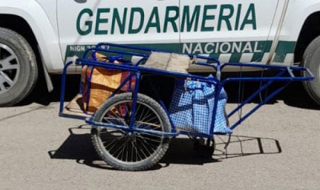 Capturan en Argentina a tres bolivianos que llevaban 32 kilos de droga en un carro
